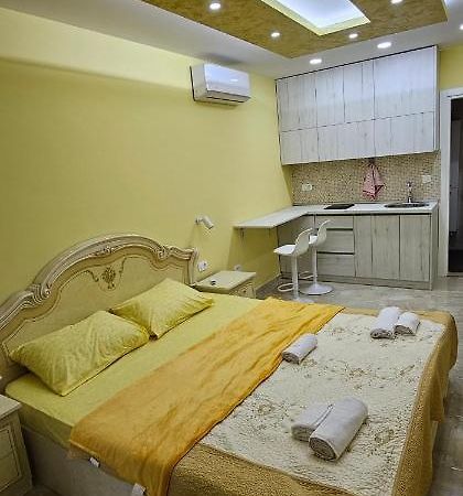 Ekonomic Apartmani Golubovci Bagian luar foto