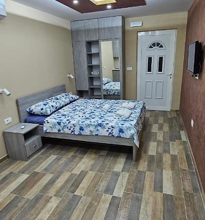 Ekonomic Apartmani Golubovci Bagian luar foto