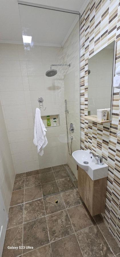 Ekonomic Apartmani Golubovci Bagian luar foto