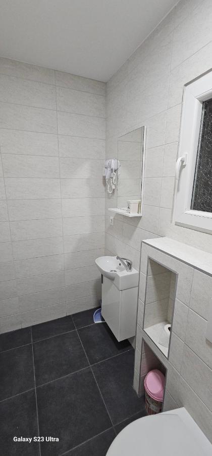 Ekonomic Apartmani Golubovci Bagian luar foto