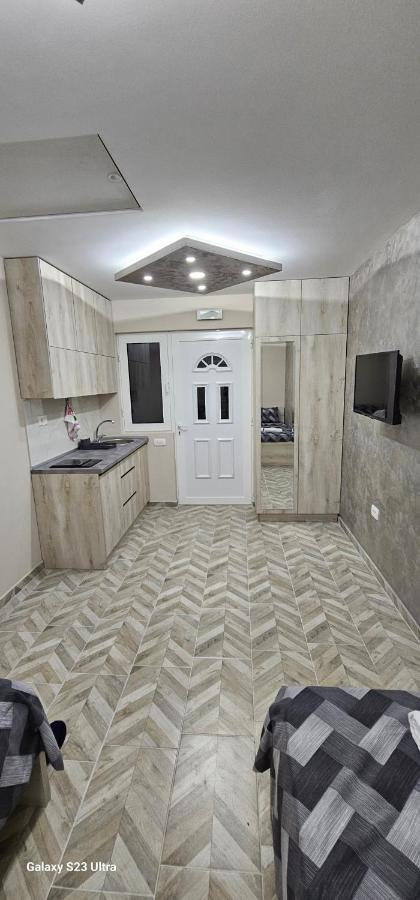 Ekonomic Apartmani Golubovci Bagian luar foto